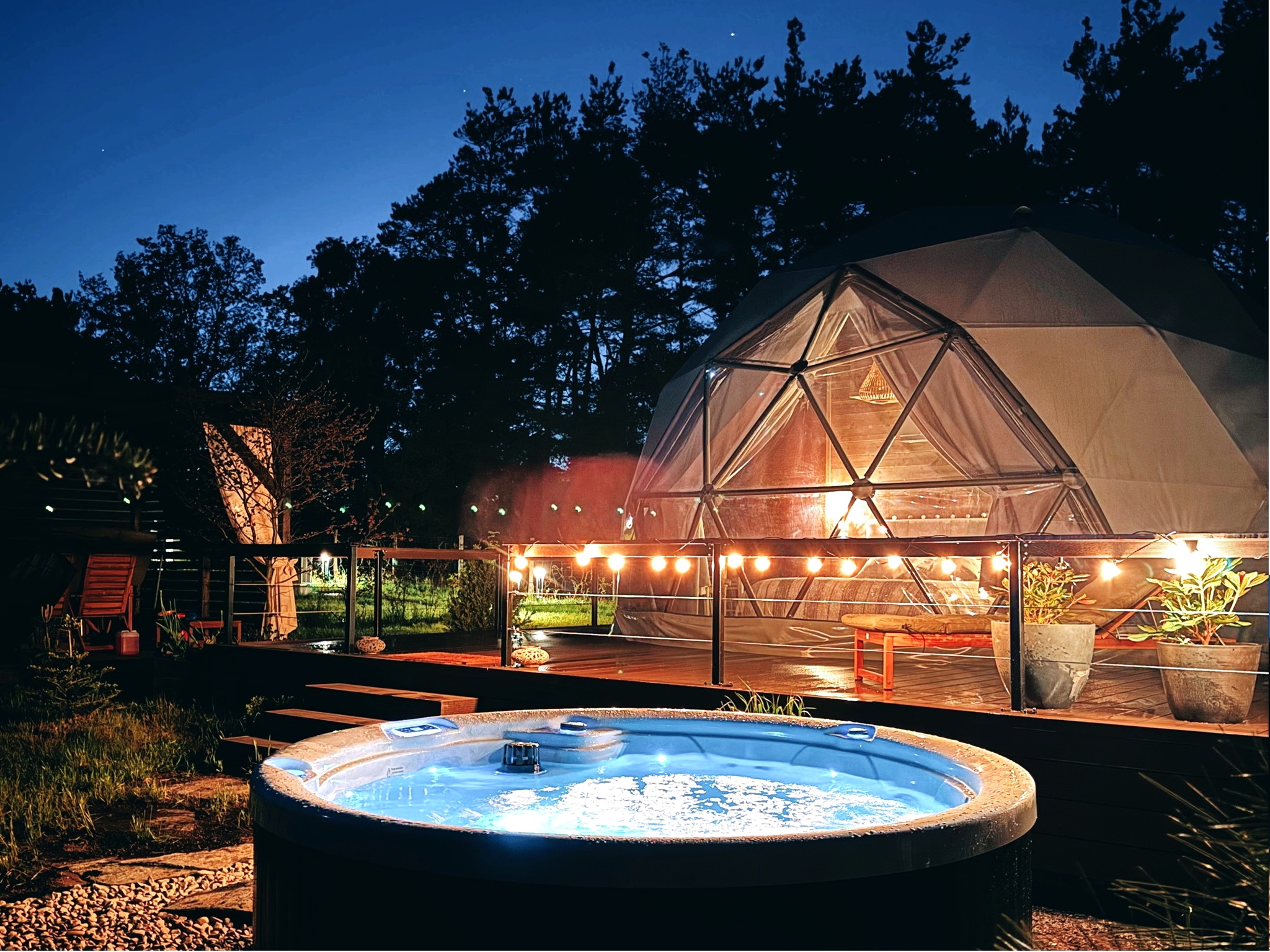 GEODOMAS 35 m² glamping kupolas su terasa ir jaukia poilsio erdve