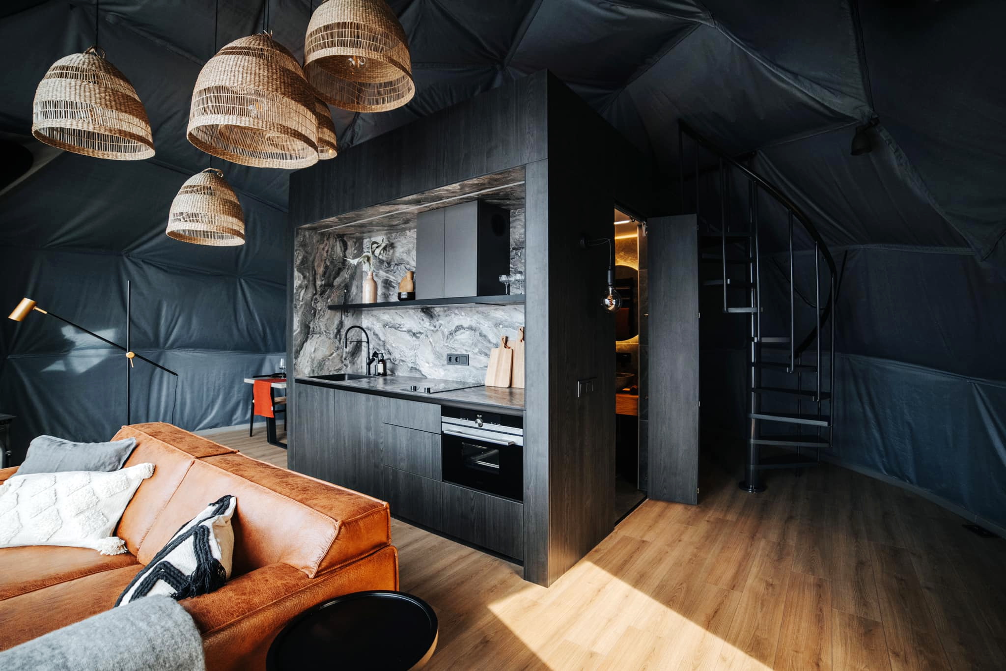 GEODOMAS 50 m² glamping kupolas su terasa, panoraminiu langu ir lofto galimybe