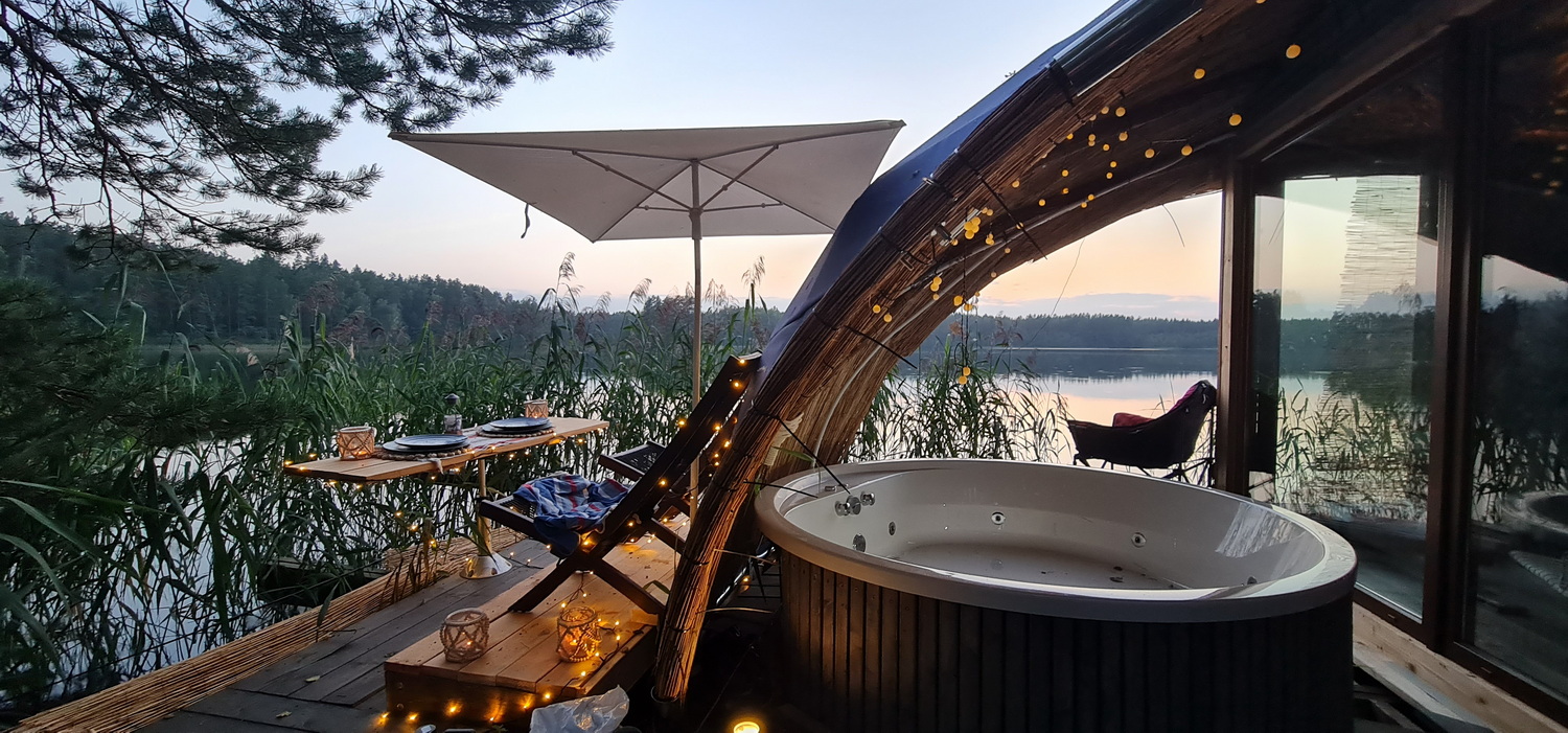 Float Dome svečio patirtis ant vandens su terasa ir panoraminiu vaizdu