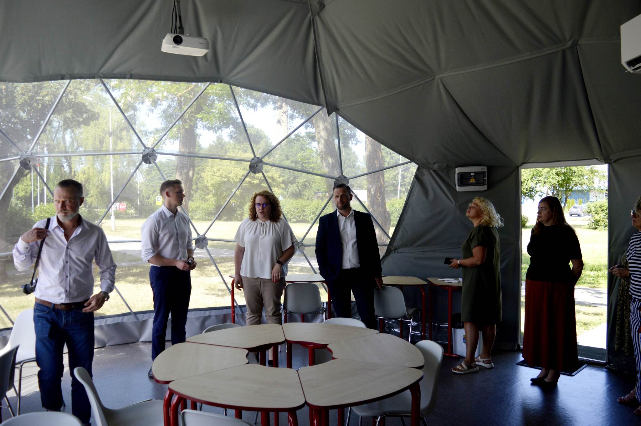 GEODOMAS GLAMP 50 lauko klasė – edukacinis kupolas mokyklos teritorijoje